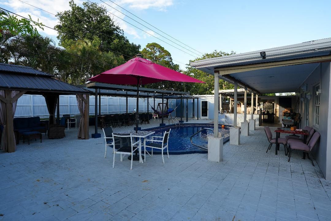 Exterior, Pool