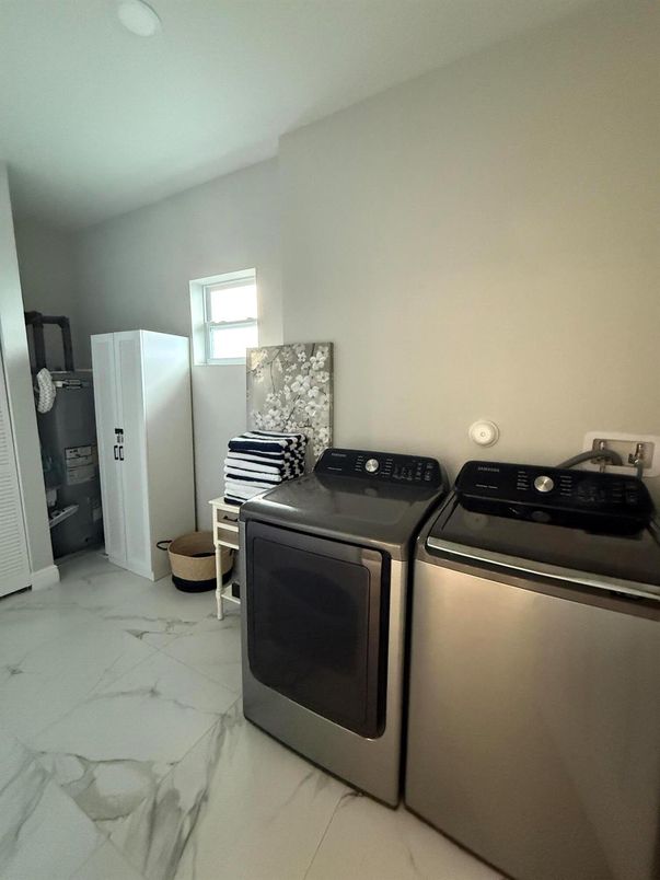 Interior, Marble, Recessed Lighting, Washer