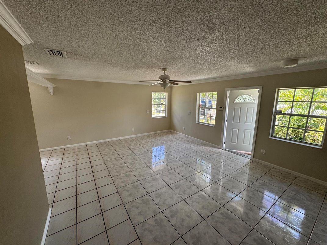 Empty room, Interior