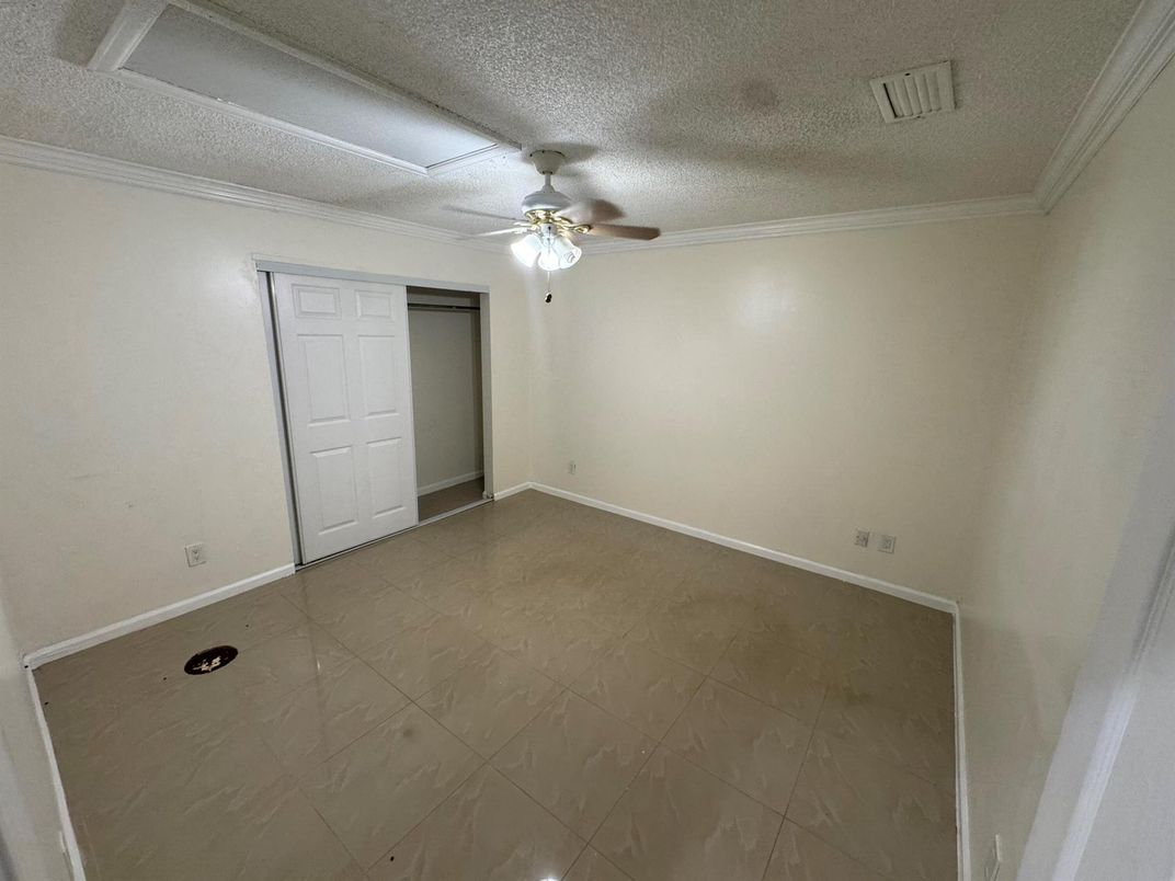 Empty room, Interior