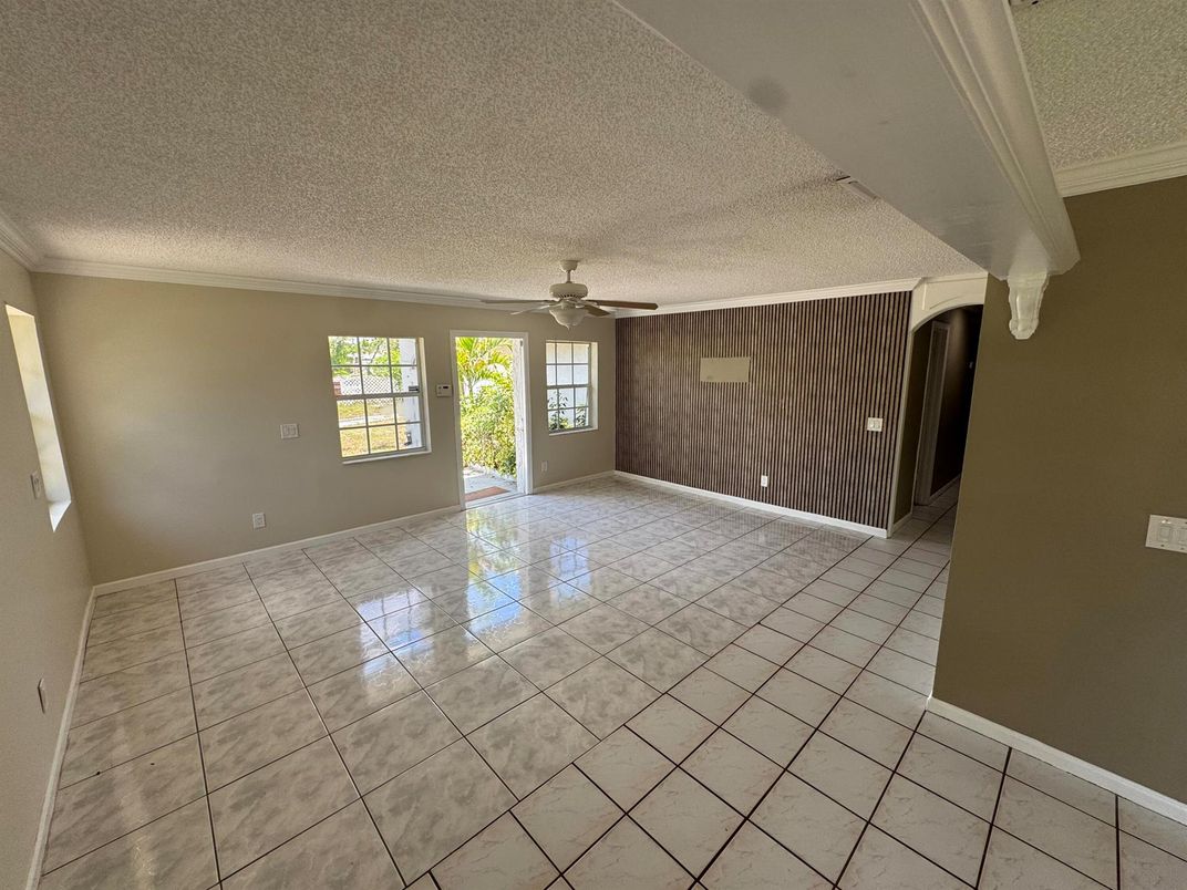 Empty room, Interior