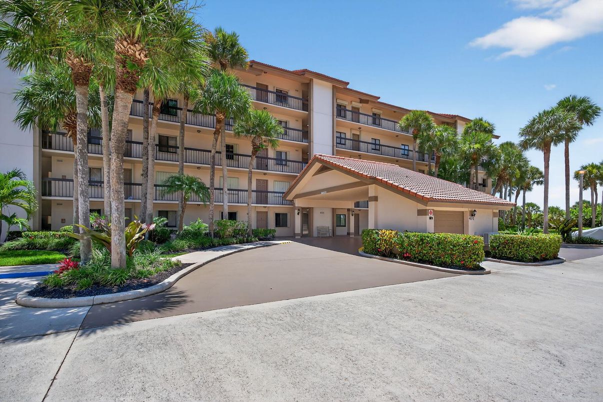 Exterior, Facade, Condo Building