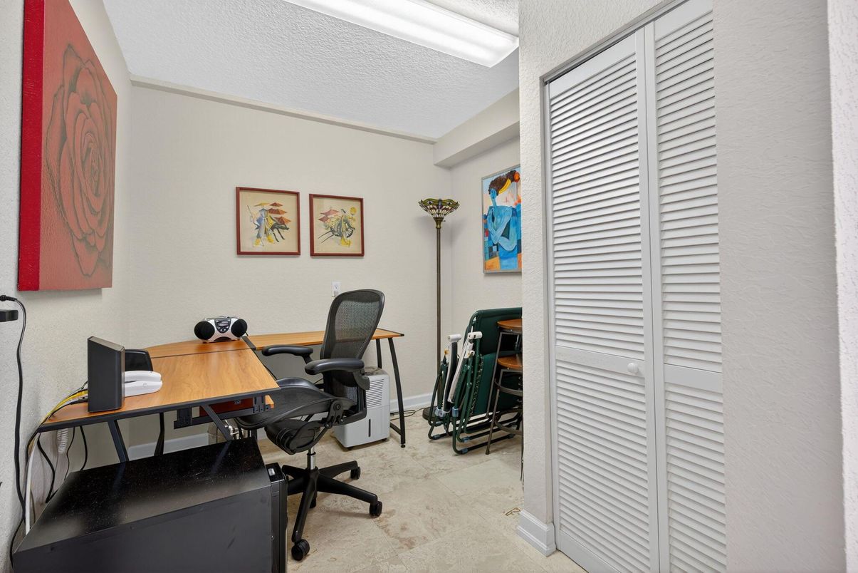 Home Office, Interior