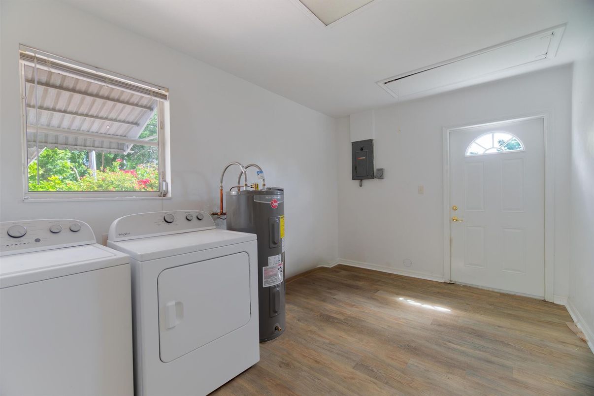 Interior, Washer, Wood Texture Flooring