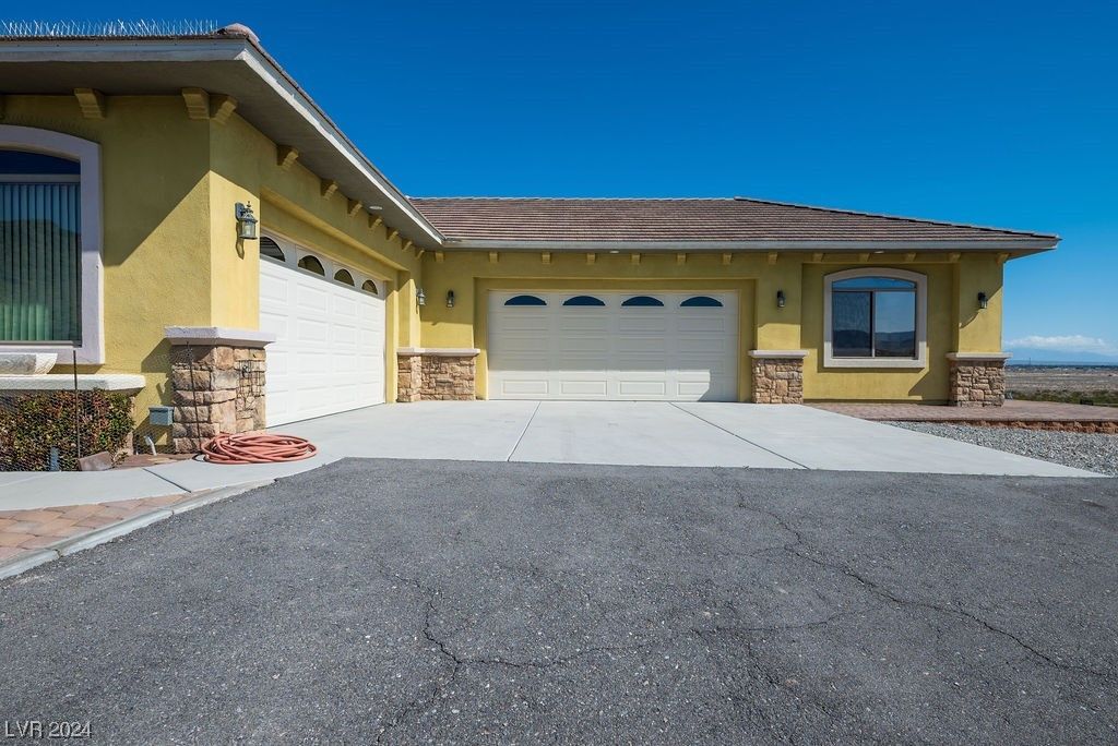 Attached, Exterior, Facade, Mediterranean