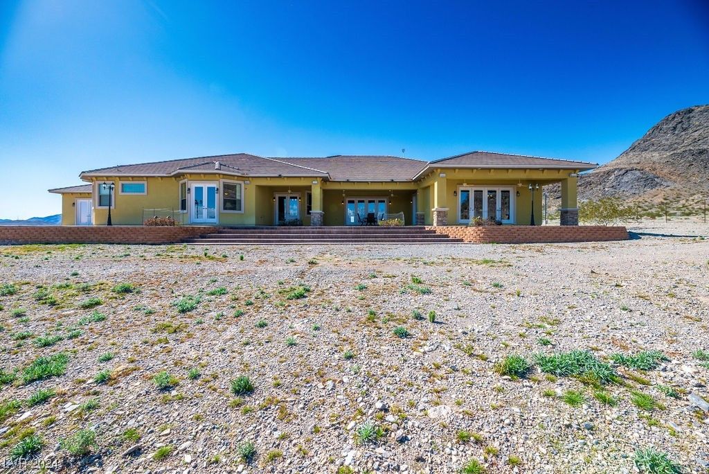 Backyard, Exterior, Facade, Ranch