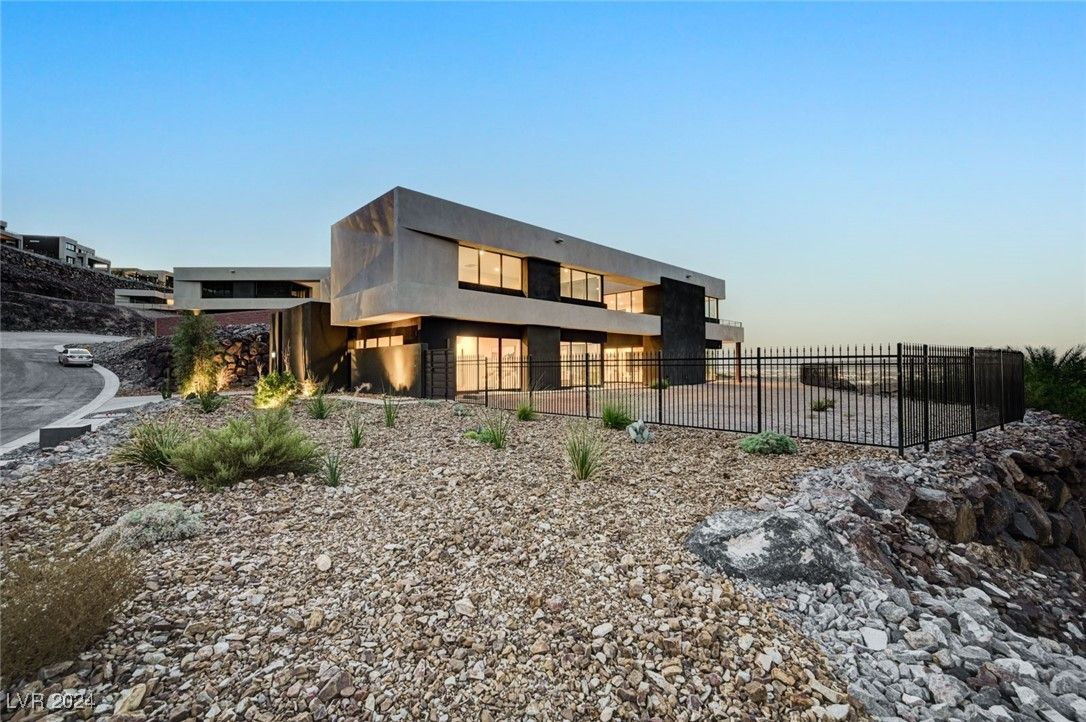 Backyard, Exterior, Facade, Modern