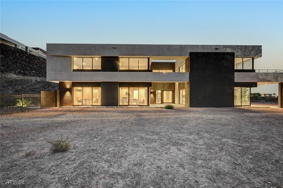 Backyard, Exterior, Facade, Modern