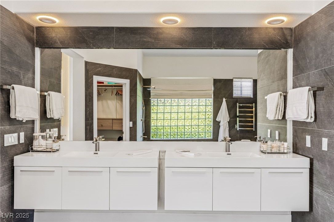 Bathroom, Dual Sink Vanities, Interior, Recessed Lighting