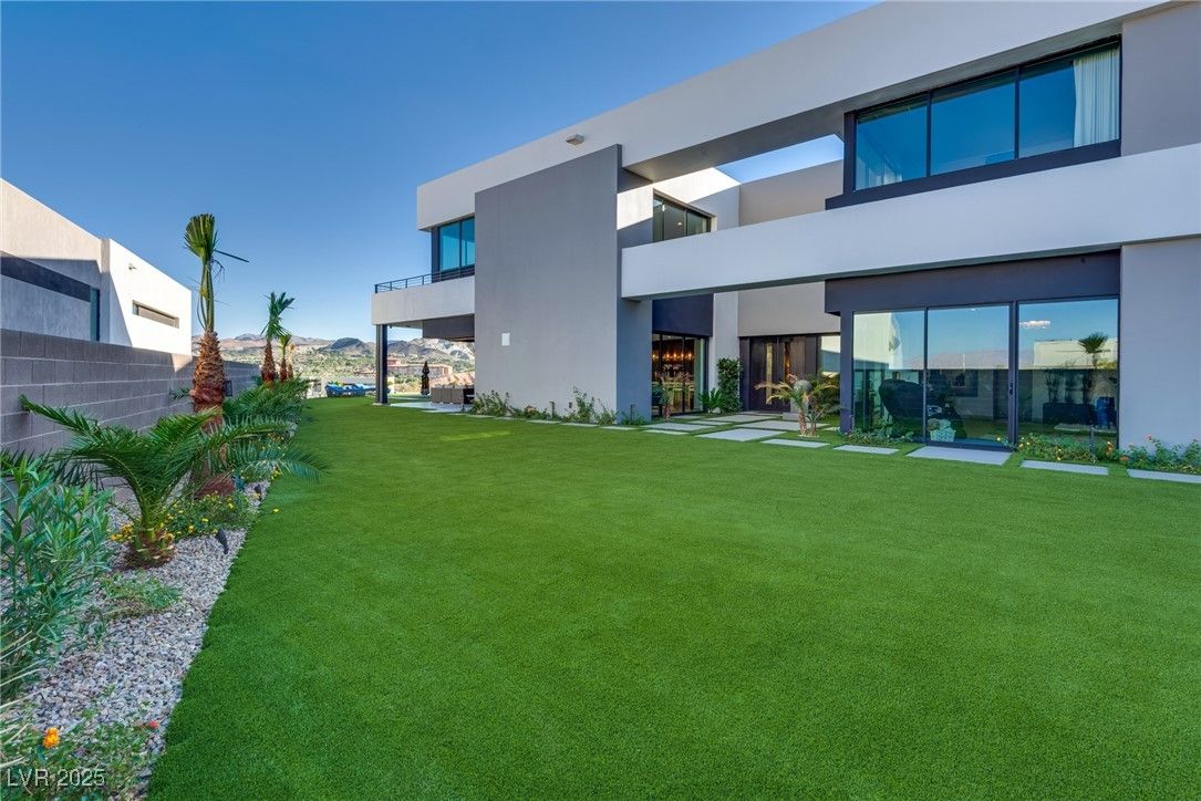 Backyard, Exterior, Facade, Modern