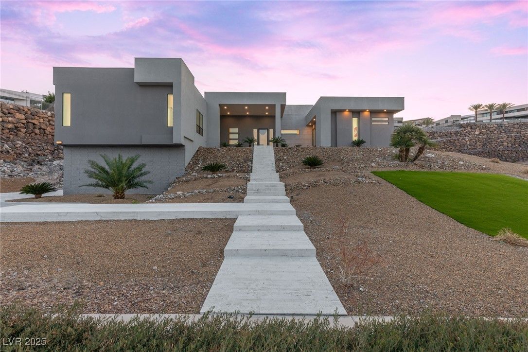 Backyard, Exterior, Facade, Modern