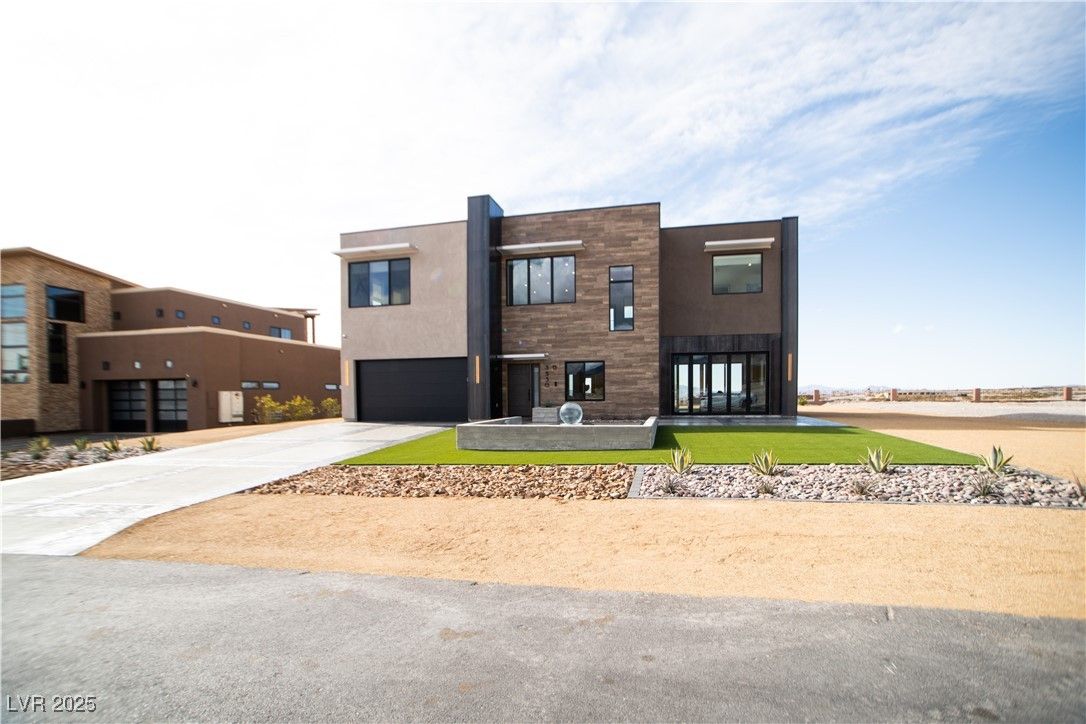 Attached, Backyard, Exterior, Facade, Modern
