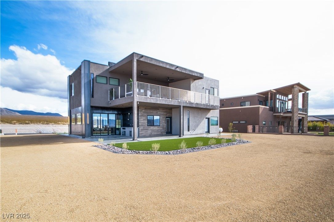 Backyard, Exterior, Facade, Modern