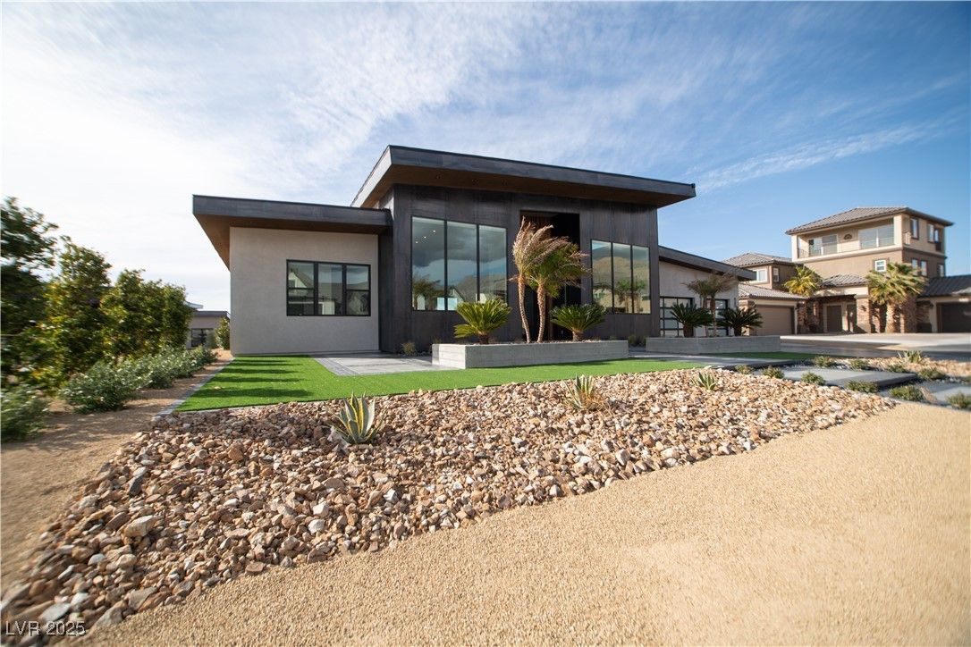 Backyard, Exterior, Facade, Modern