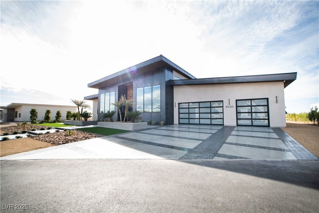 Attached, Backyard, Exterior, Facade, Modern