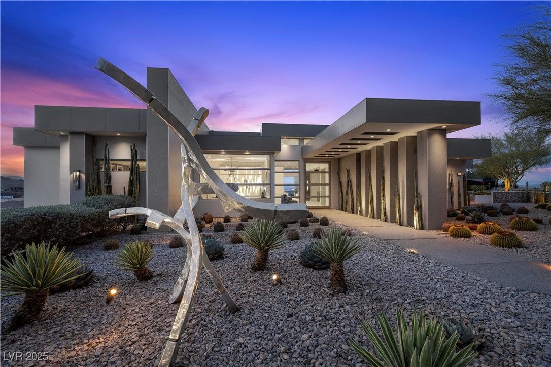 Backyard, Exterior, Facade, Modern