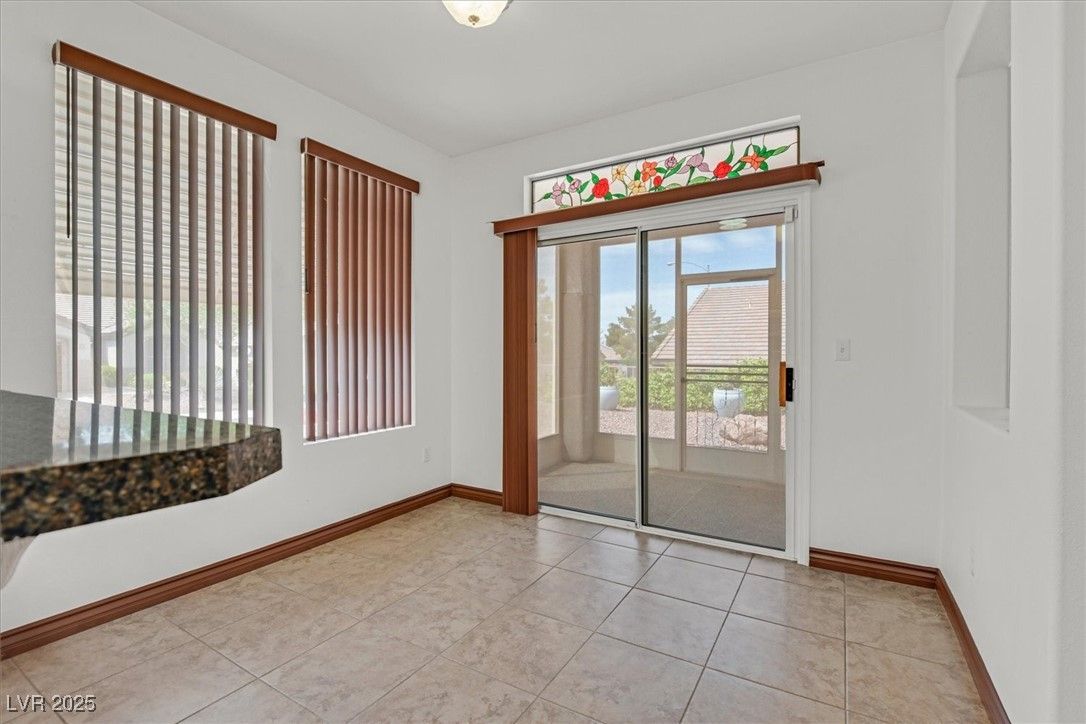 Empty room, Interior