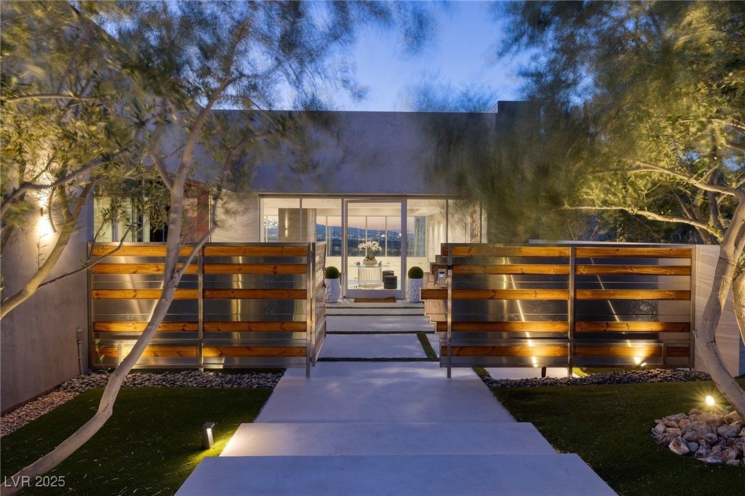 Exterior, Facade, Modern