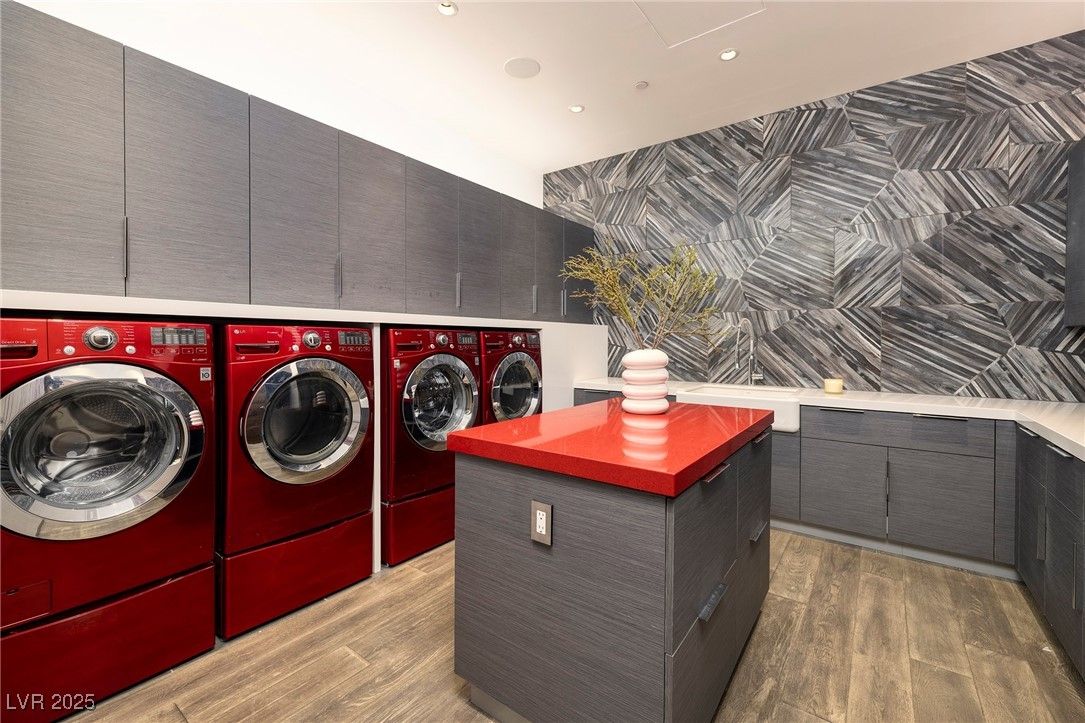 Interior, Recessed Lighting, Washer, Wood Texture Flooring