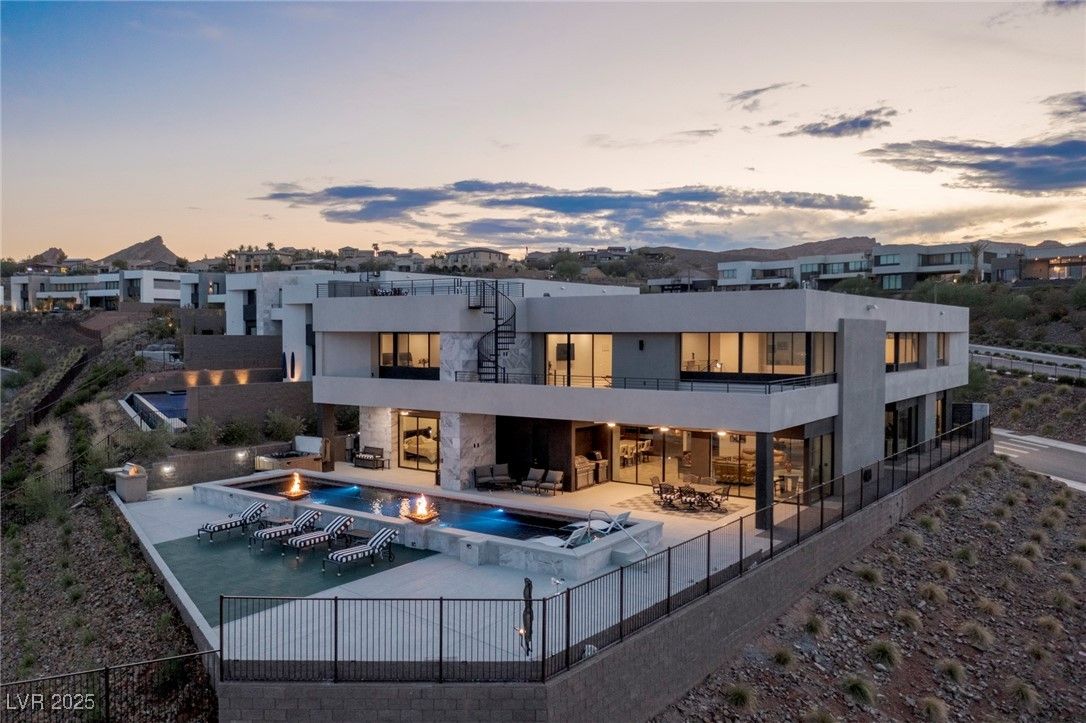 Exterior, Facade, Pool, Modern
