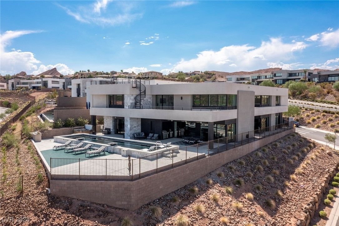 Backyard, Exterior, Facade, Pool, Modern