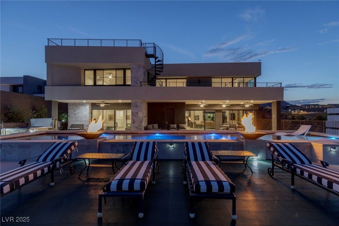 Exterior, Facade, Pool, Modern