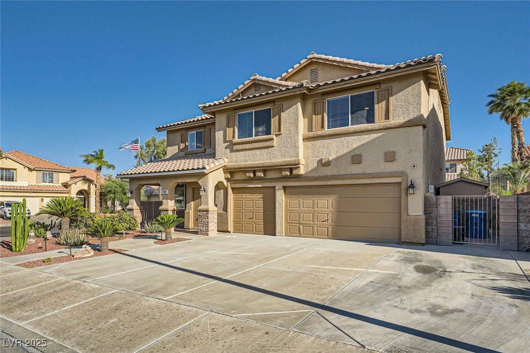 Attached, Exterior, Facade, Mediterranean