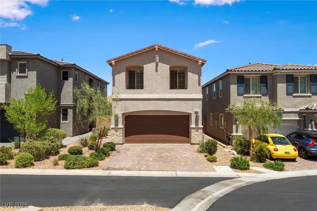 Attached, Exterior, Facade, Mediterranean