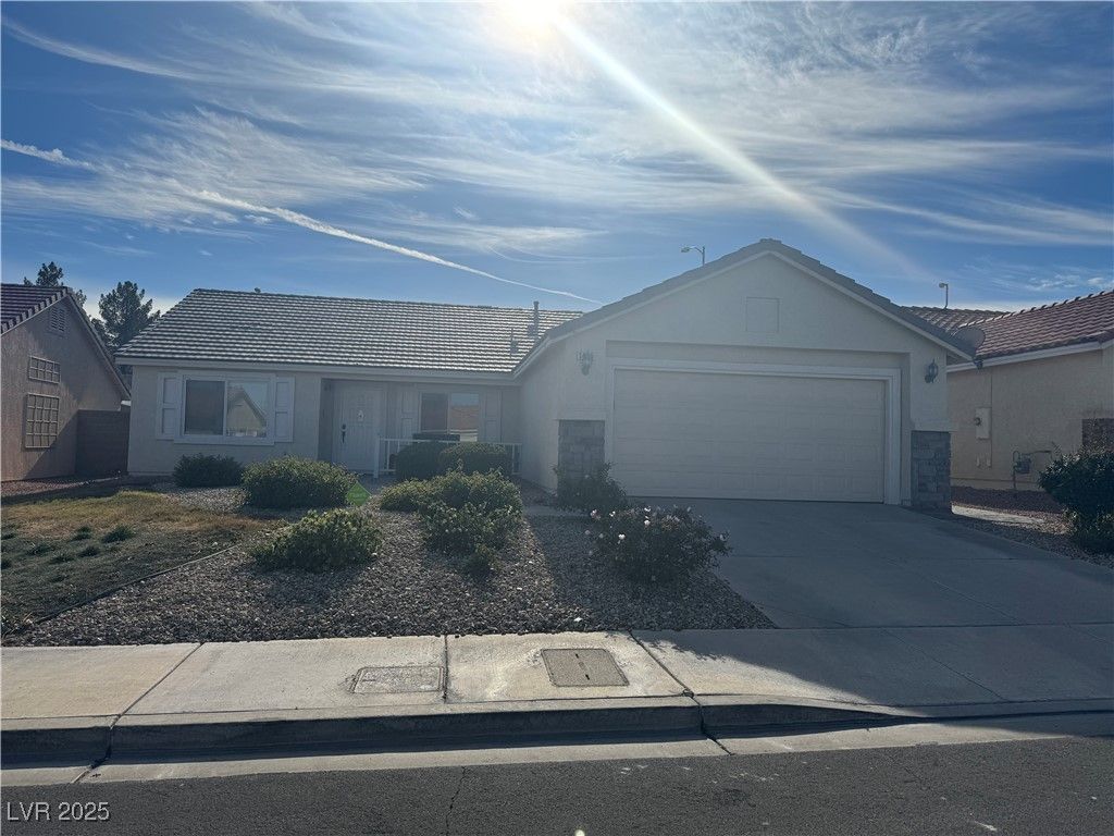 Attached, Exterior, Facade, Ranch
