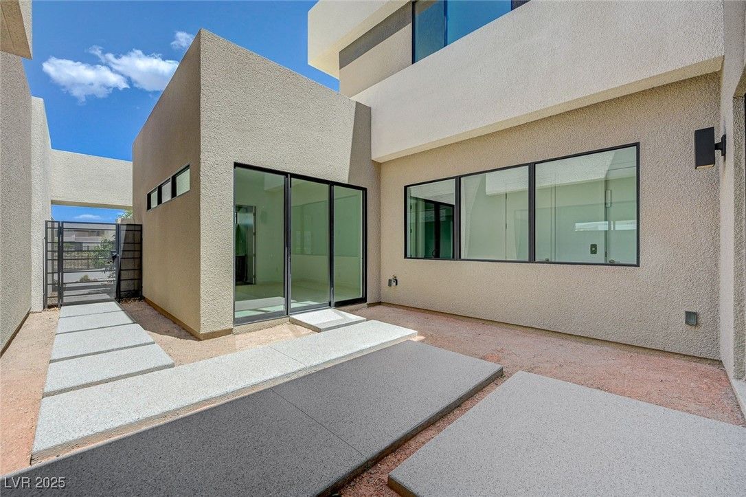 Exterior, Facade, Modern