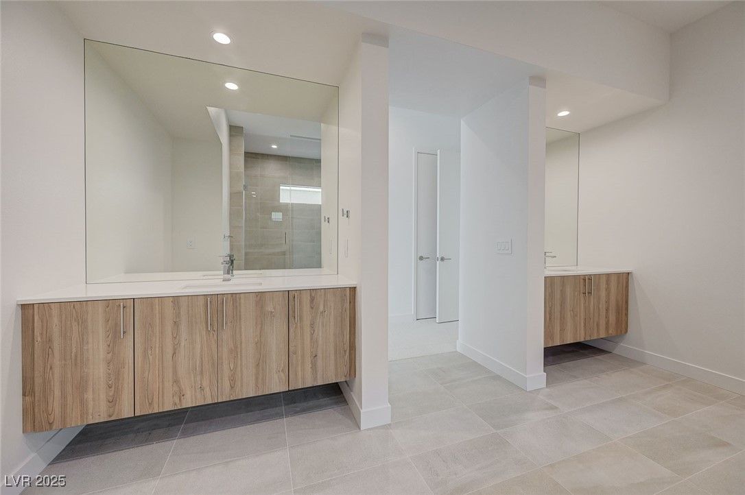 Bathroom, Interior, Recessed Lighting