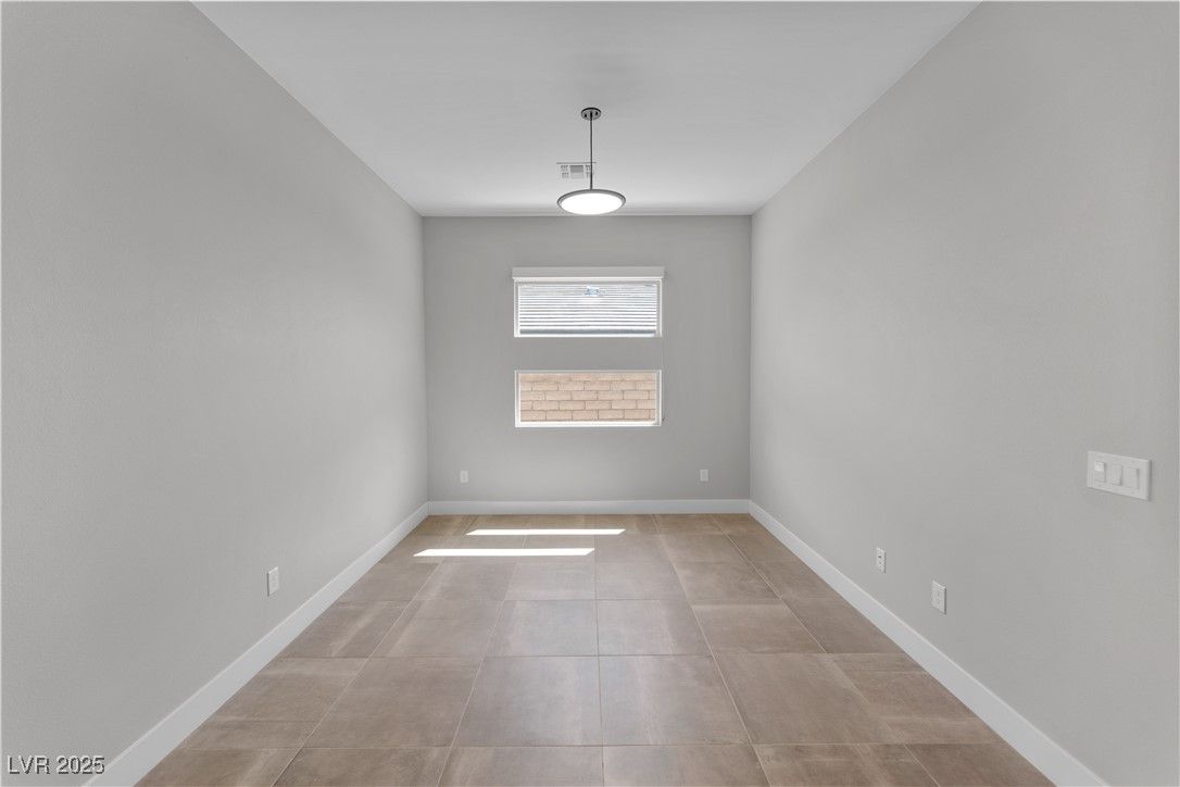 Empty room, Interior