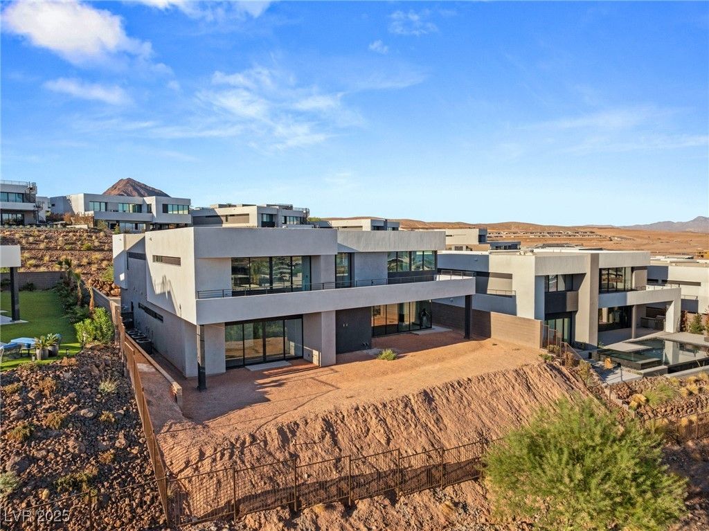 Exterior, Facade, Modern