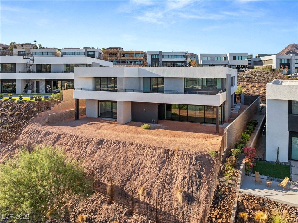 Exterior, Facade, Modern