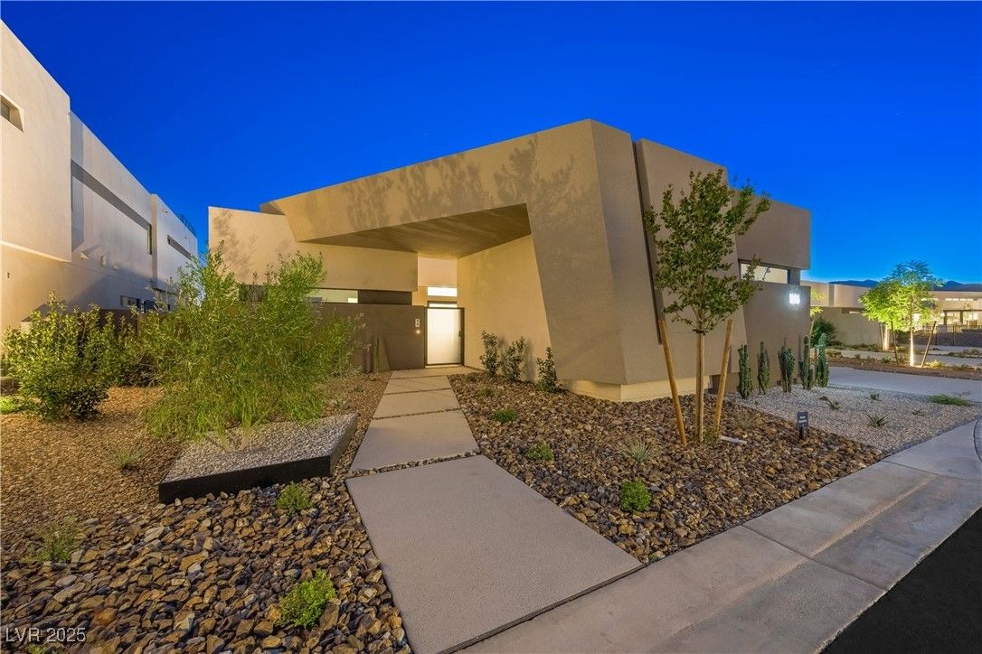Backyard, Exterior, Facade, Modern
