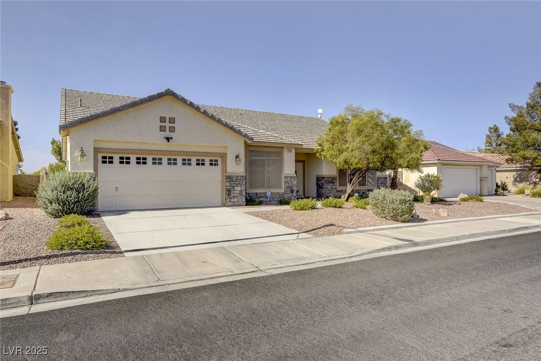 Attached, Exterior, Facade, Ranch