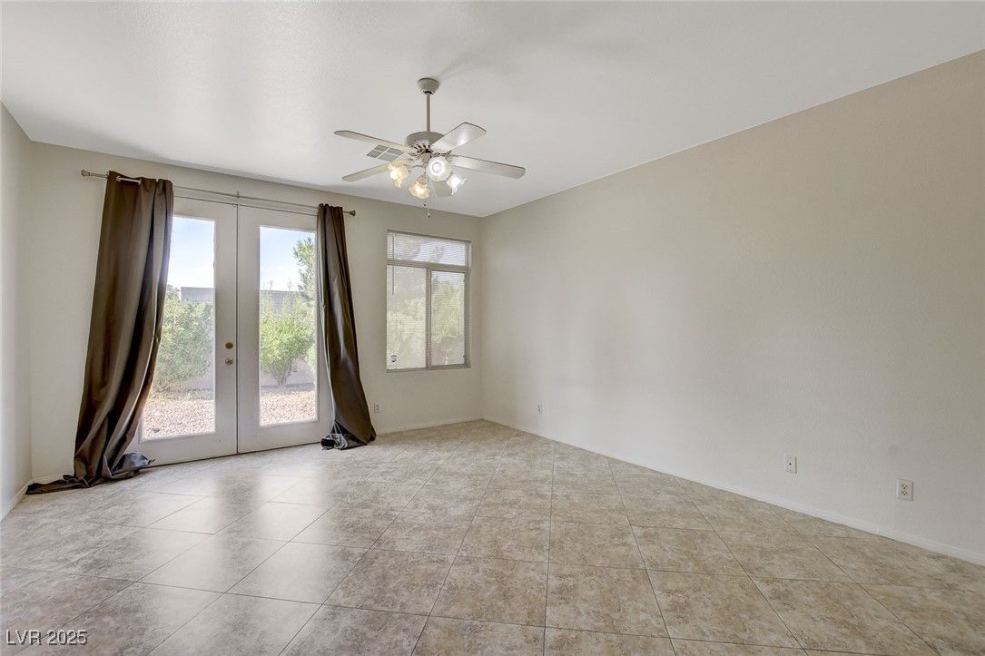 Empty room, Interior