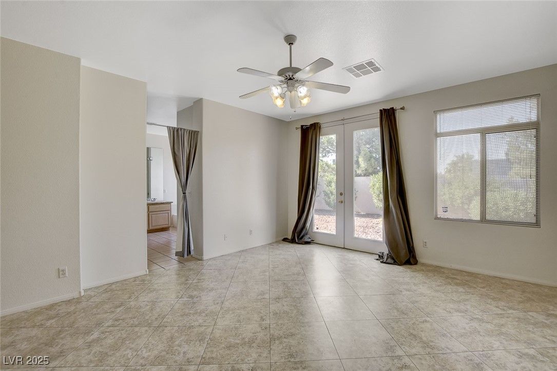 Empty room, Interior