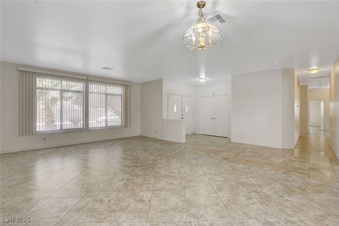Empty room, Interior