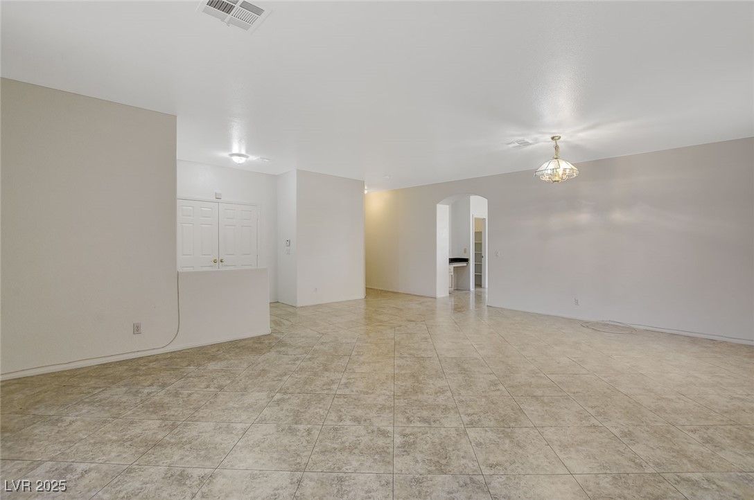 Empty room, Interior