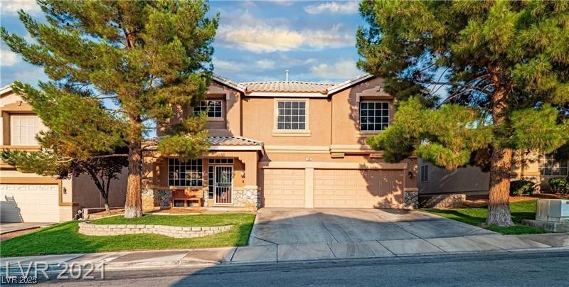 Attached, Exterior, Facade, Mediterranean