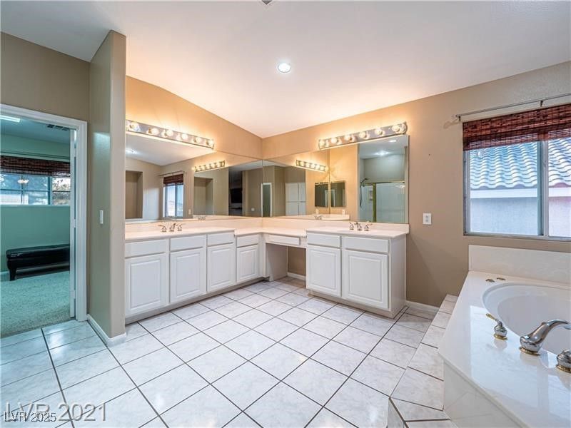 Bathroom, Dual Sink Vanities, Interior, Recessed Lighting