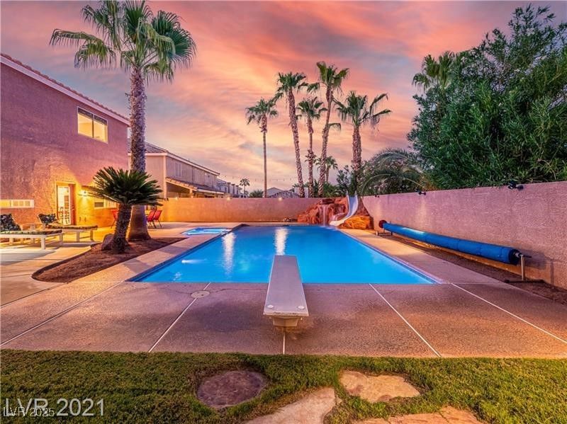 Exterior, Playground, Pool