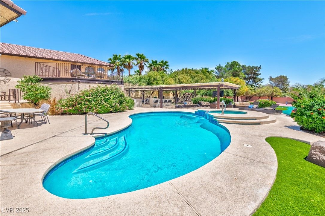 Exterior, Pool