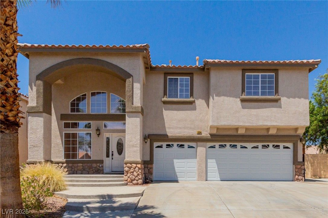 Attached, Exterior, Facade, Mediterranean