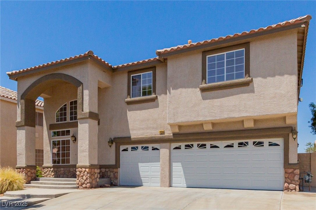 Attached, Exterior, Facade, Mediterranean
