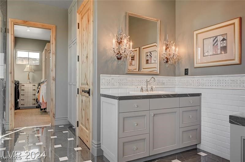 Bathroom, Dual Sink Vanities, Interior