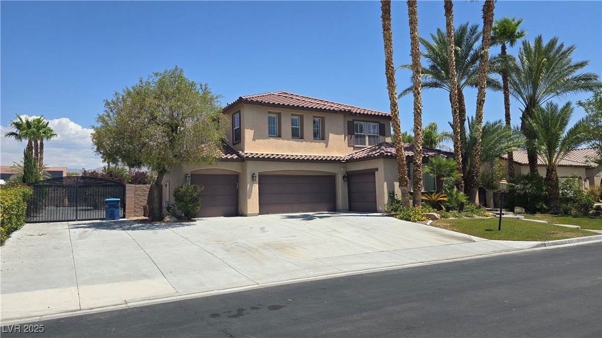 Attached, Exterior, Facade, Mediterranean
