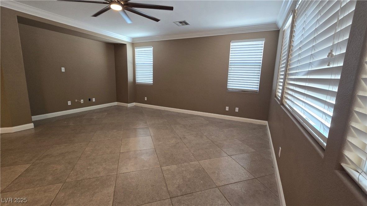 Empty room, Interior