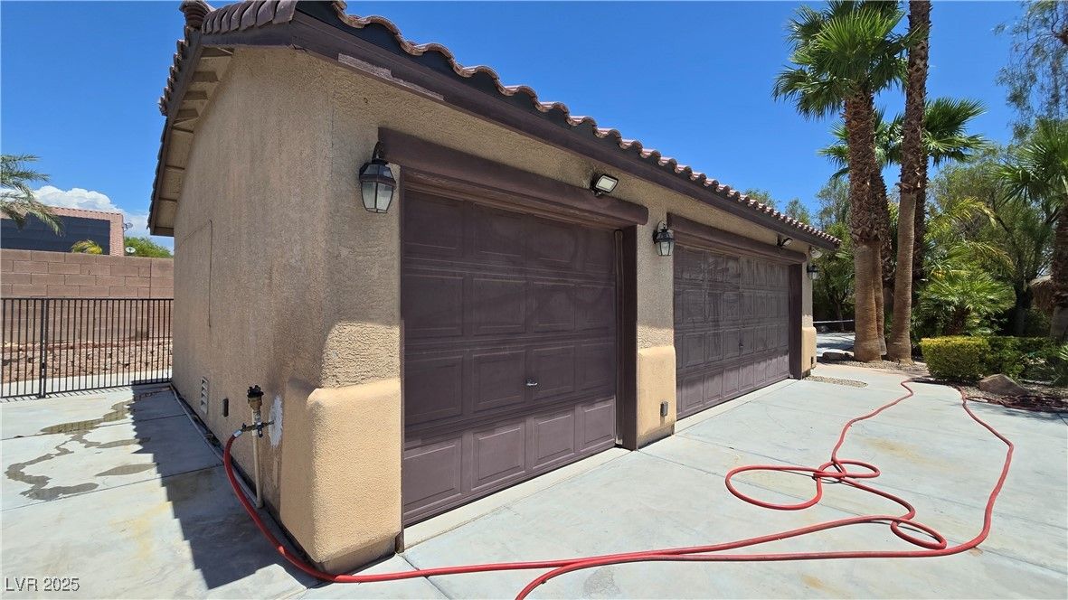 Detached Garage, Exterior